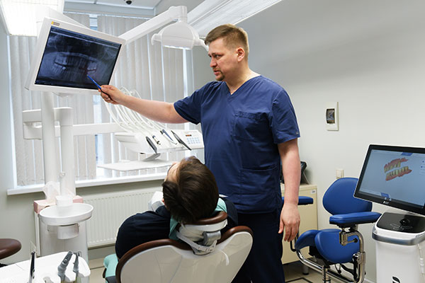 Болит зуб под коронкой: причины, симптомы и современные методы лечения