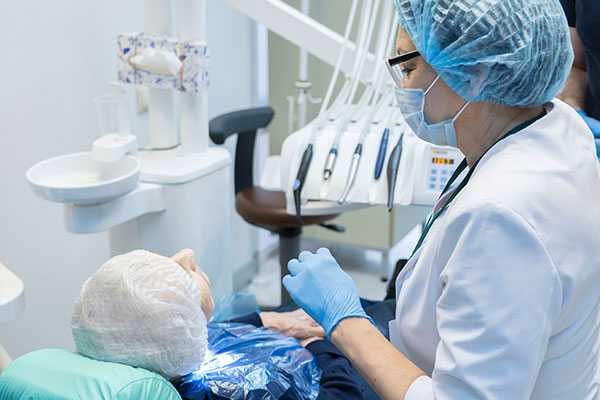 Отек после удаления зуба мудрости: причины появления, сколько держится и как снять опухоль