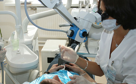 Как лечат кариес под микроскопом